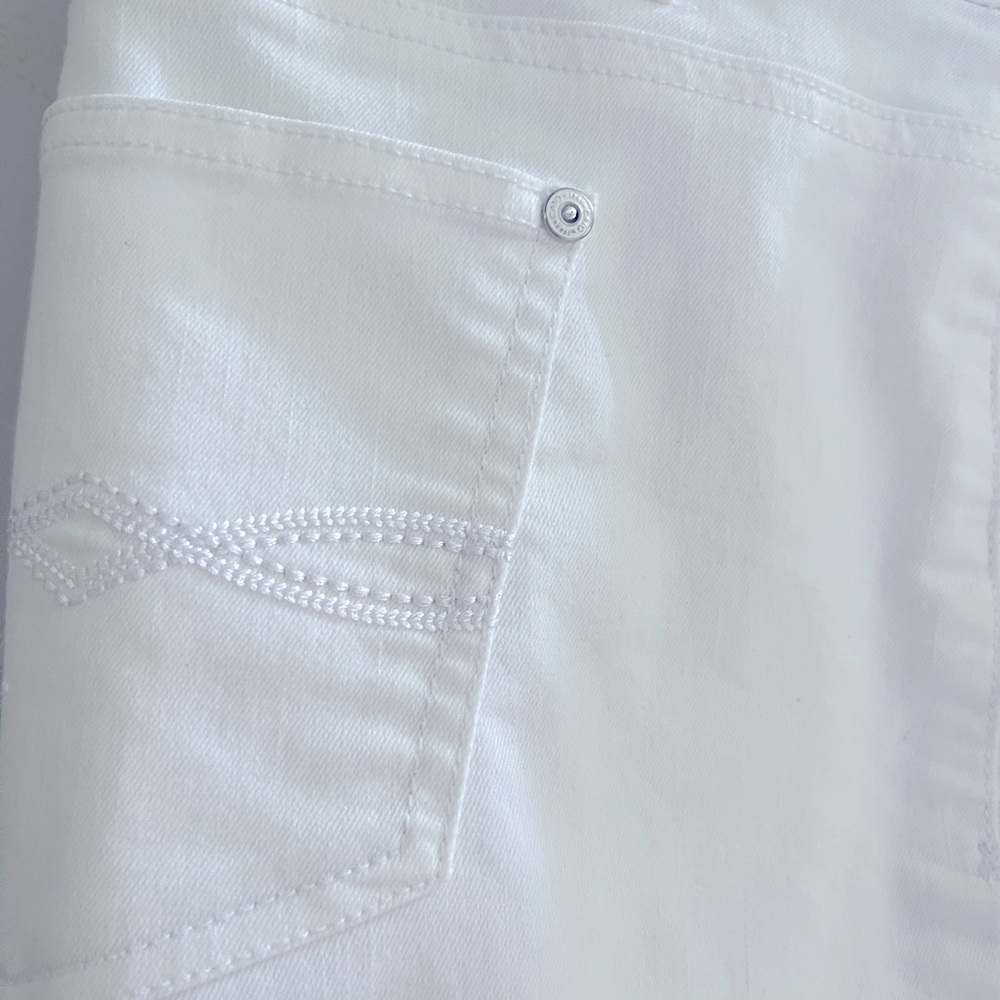 🩷🩷🩷White Denim Capri Jeans by Cato - Picture 2 of 4